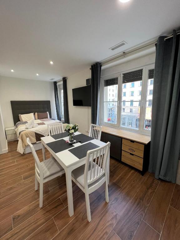Apartamentos EconoStay Plaza de España - 2