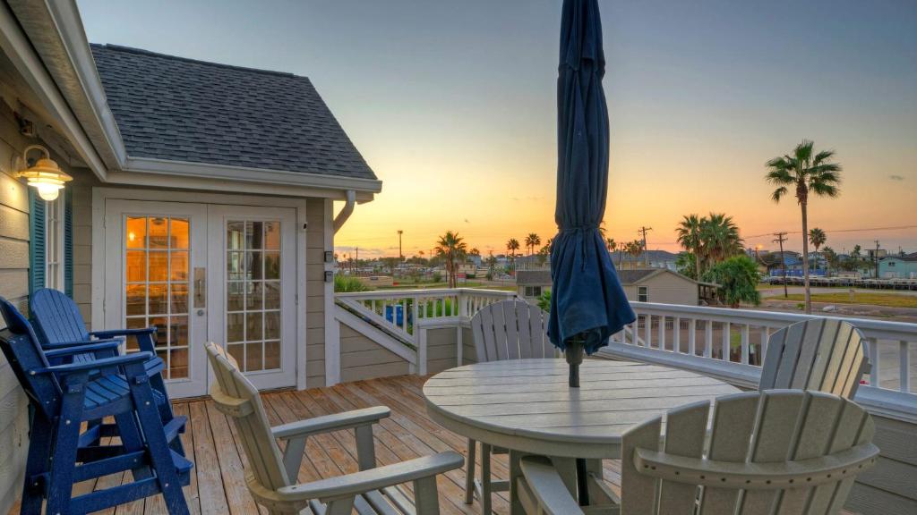 Dolphin at Trout Street Queen Suite w Kitchenette Marina-Front Patio, Port Aransas