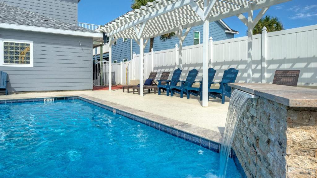 Sleeps 16 with Pool Minutes to Beach Costa Bahia - 2 Condos, Port Aransas