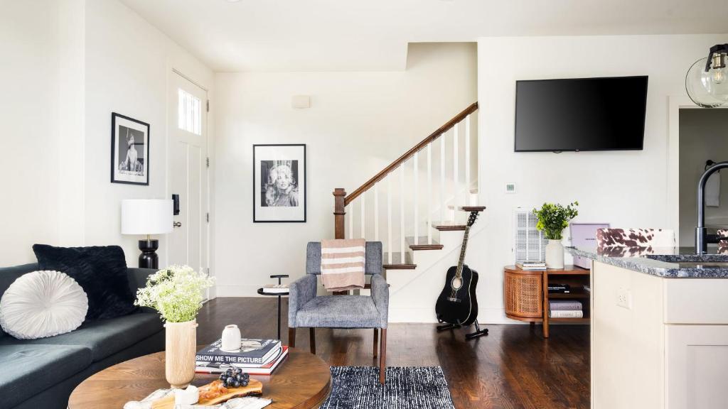 Hart Suite Buyout 2 by AvantStay Two Nashville Town Houses w Stunning Amenities Design, Nashville