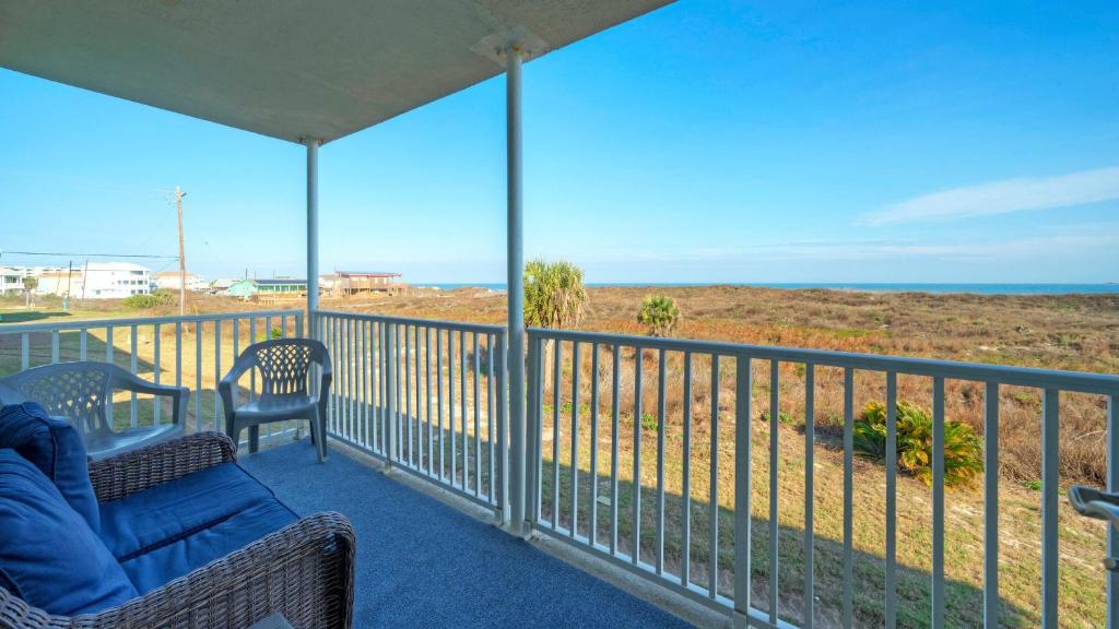 Beachfront Condo w Ocean View 2 Pools Boardwalk to the Beach Island Getaway, Port Aransas