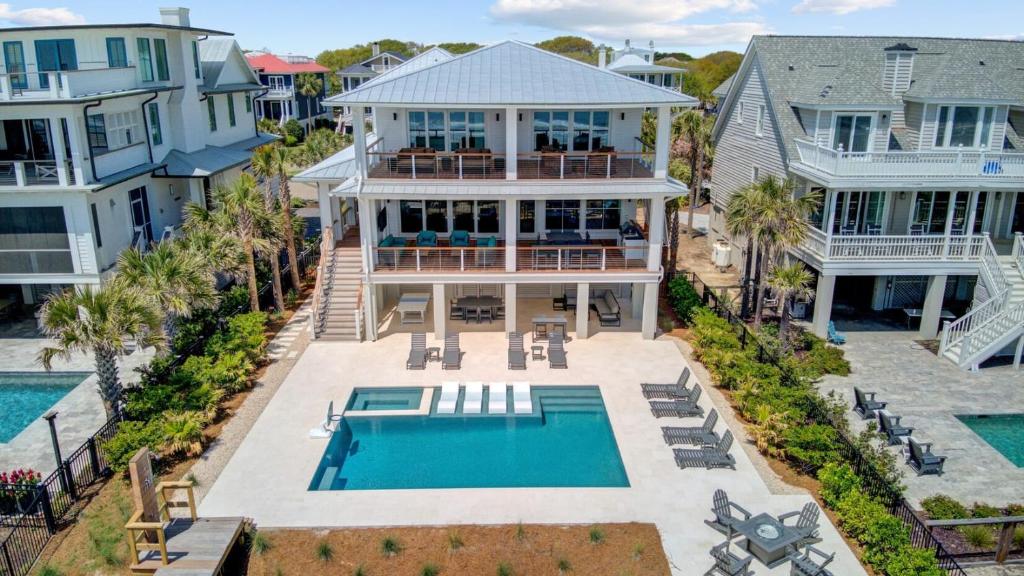 712 Ocean Blvd by AvantStay Luxe Beach House w Pool Game Zone Beach Access and Views, Isle of Palms