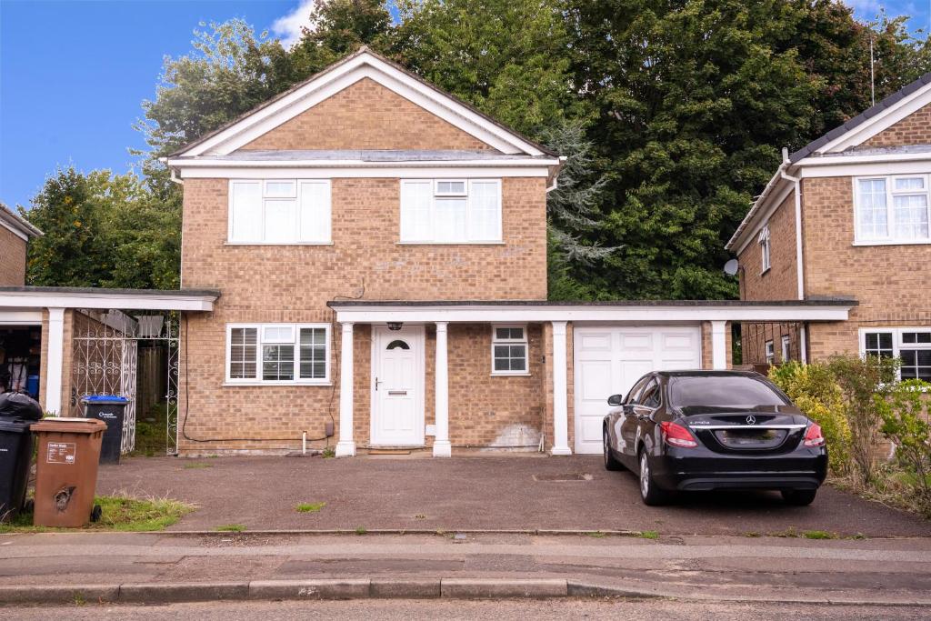 Conyngham Villa, Luxury Detached House, 6 Beds, 4BR,Large garden, Parking - Sleeps 8, Great Billing