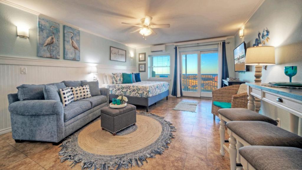 2 Condos in Beachfront Complex Pool PickleballTennis Court Beach Boardwalk, Port Aransas