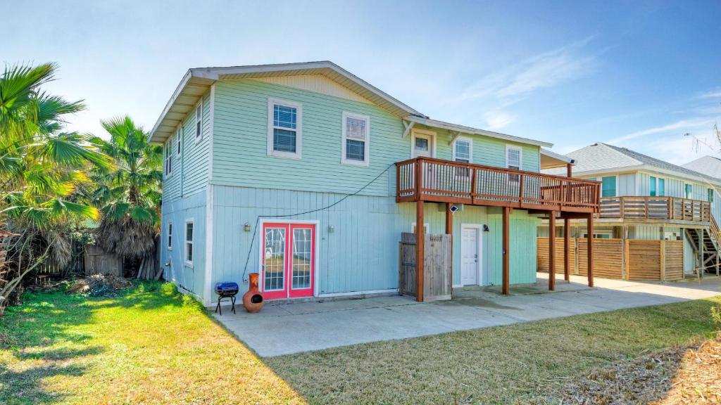 2-Unit Home in Golf Cart Zone w Patio Balcony Salty Sunshine: Multi-Family Retreat, Port Aransas