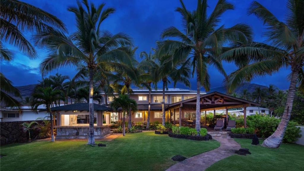 Turtle House by AvantStay Oceanfront Group Retreat w Patio Views, Waianae