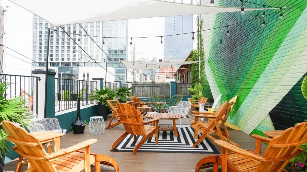 Sleeps 8 Walkable SoBro Suites w Local Art Vibes – by AvantStay, Nashville