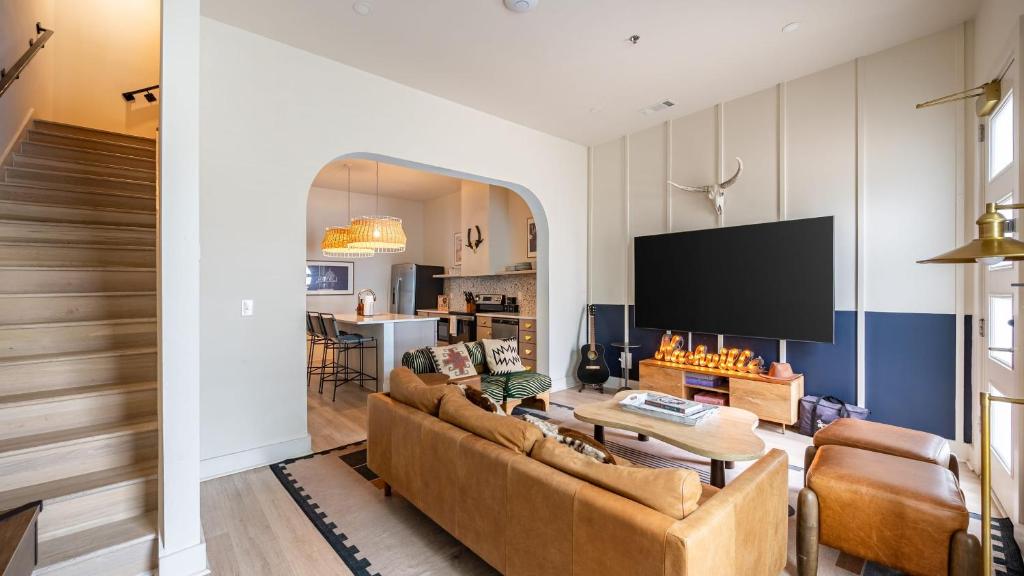 Sleeps 24 Rooftop Game Room Outdoor Spaces Just 10 Min to Broadway Outrider by AvantStay, Nashville