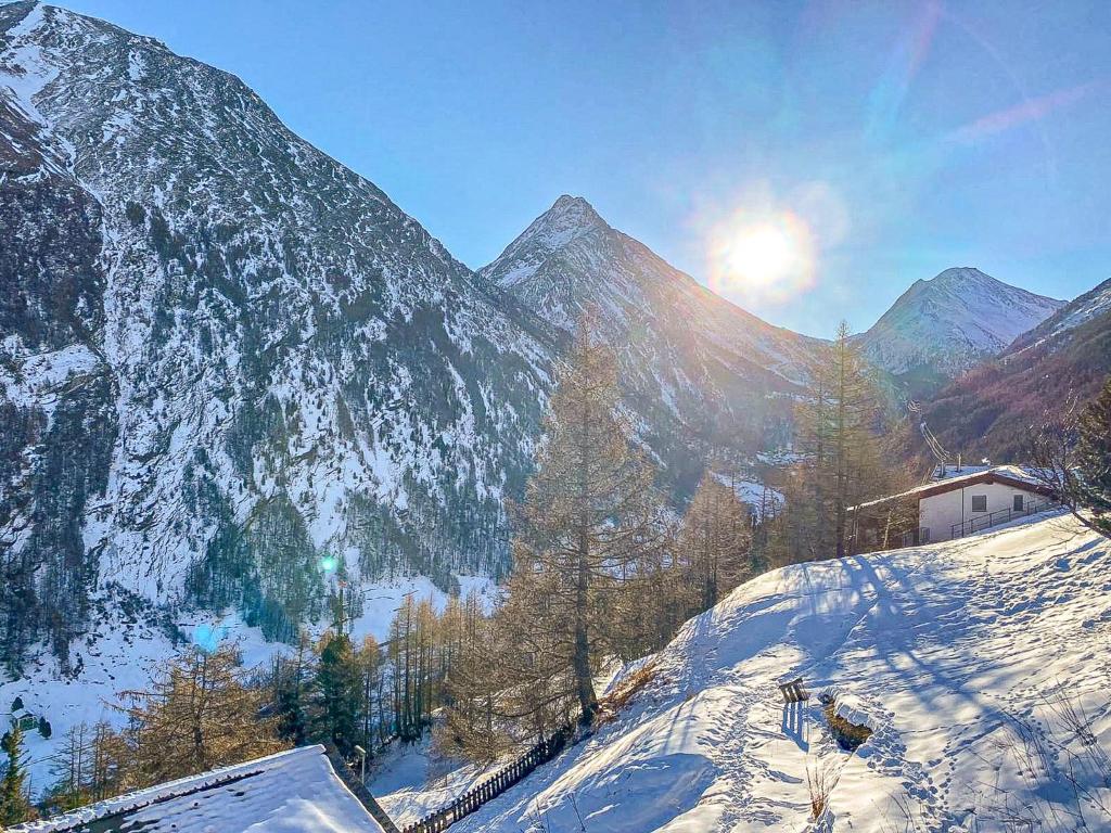 CHALET MOUTON a 4-Bedroom Alpine Chic Escape in Saas-Fee - 4