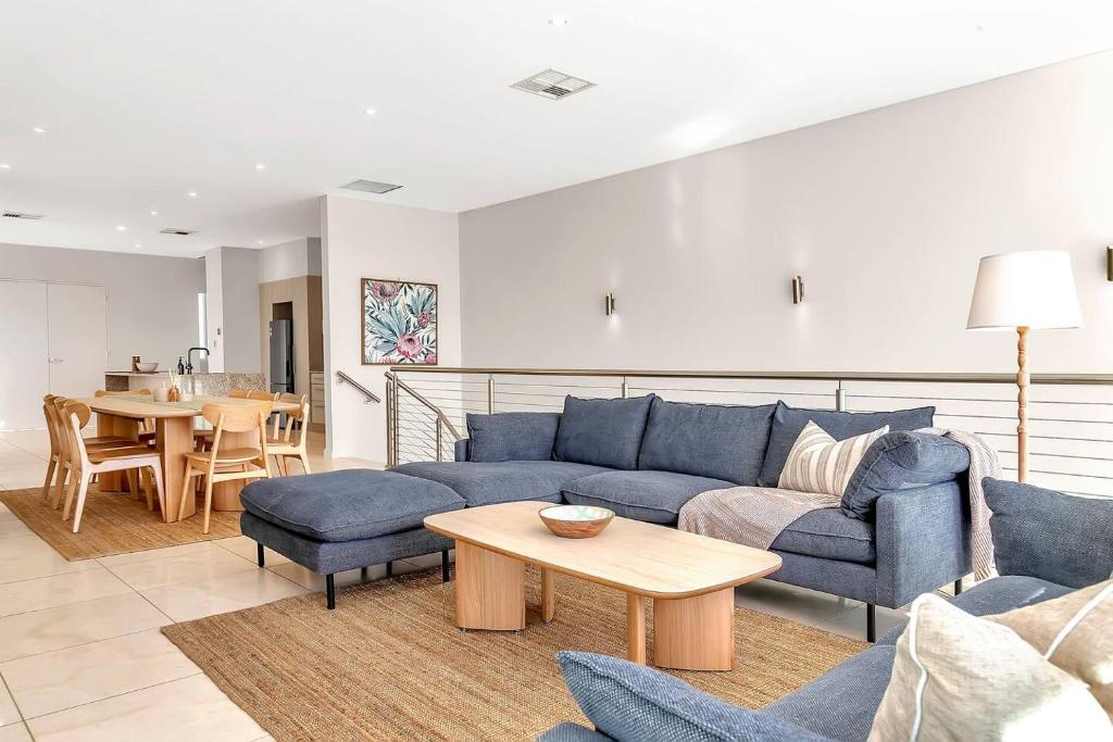 Seaview Horizon - Coastal Elegance by Henley Beach, Henley Beach