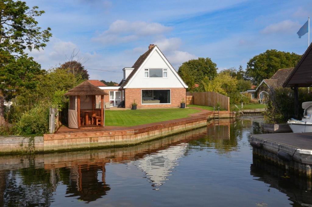 Coots - beautiful property in the heart of Wroxham sits on the waterside, Wroxham