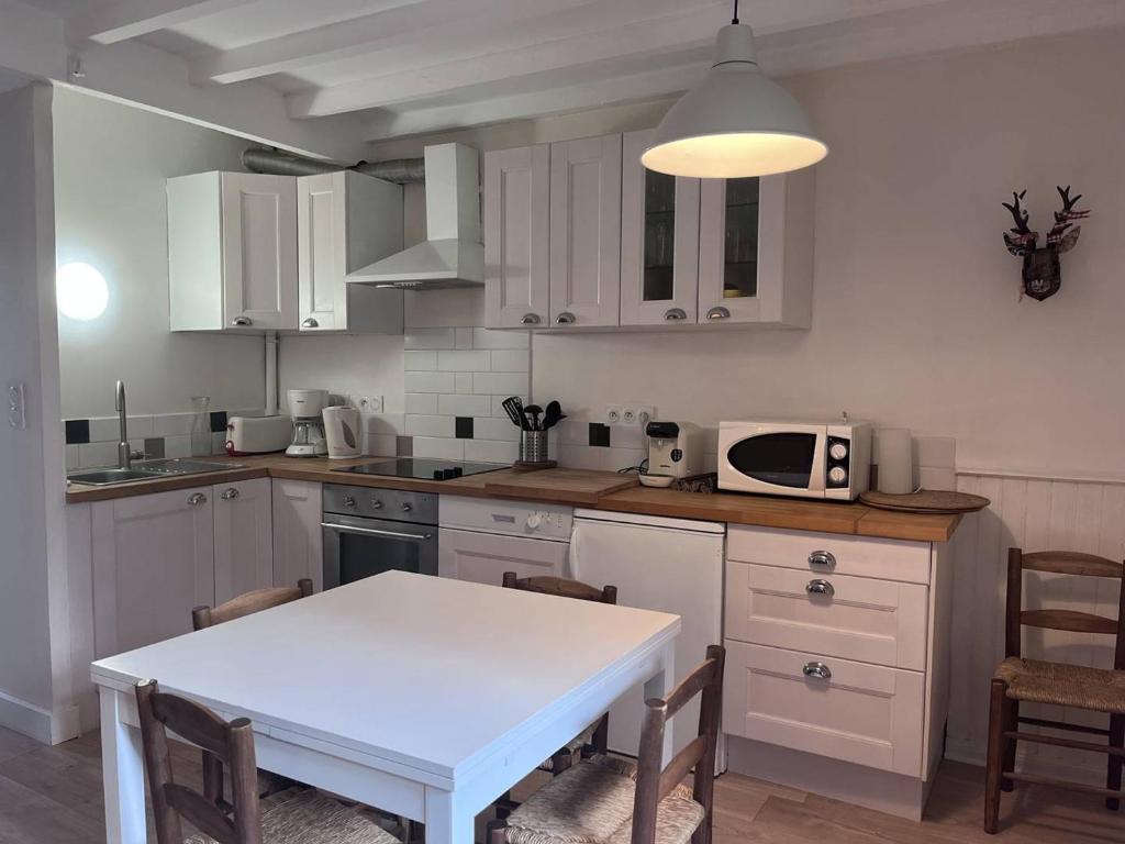 Charmant Appartement avec Cheminée à Cauterets - Animaux admis, Parking et Terrasse - FR-1-812-18 - 2