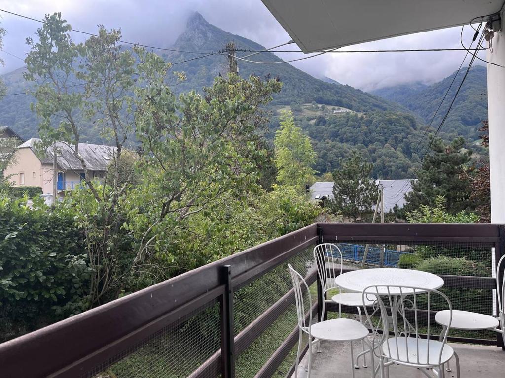 Charmant Appartement avec Cheminée à Cauterets - Animaux admis, Parking et Terrasse - FR-1-812-18 - 5