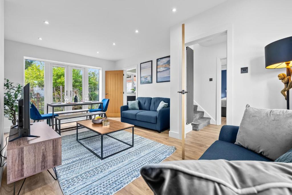 NEW! 4BR by Warwick Castle with Driveway, Near M40, Warwick