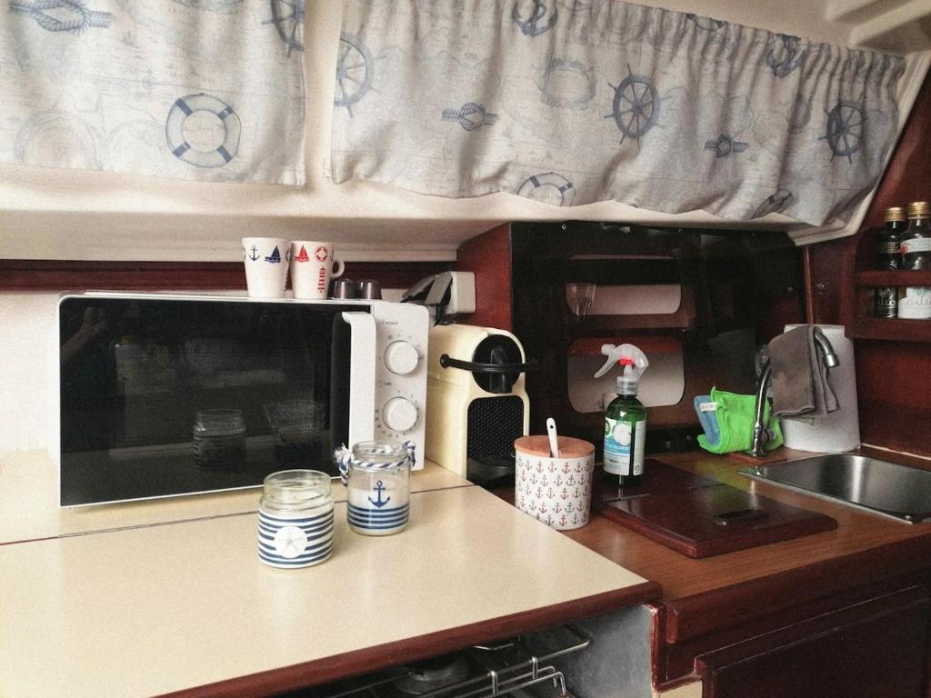 Romantic getaway on a sailboat in the Tagus, Lisabon