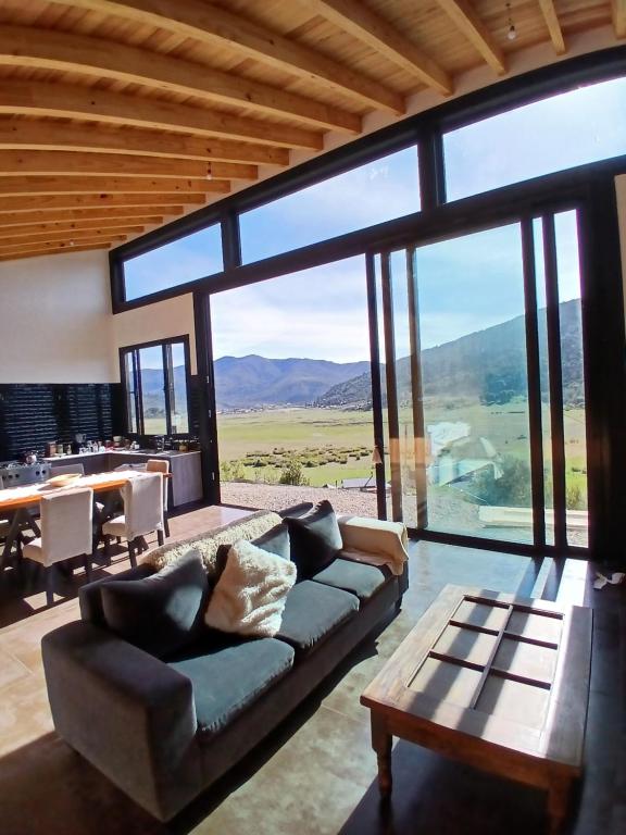 Exclusiva Casa de Categoría a Estrenar con Piscina Climatizada en San Martin de los Andes - 2