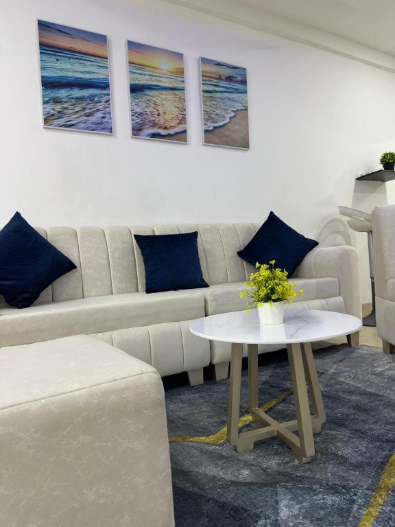Apartamento Amplio, Central, a pocos metros de la playa, Barrio El laguito - 1