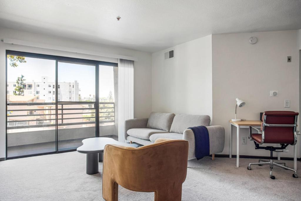 Blueground Studio City jacuzzi nr Lake LAX-1390, Los Angeles