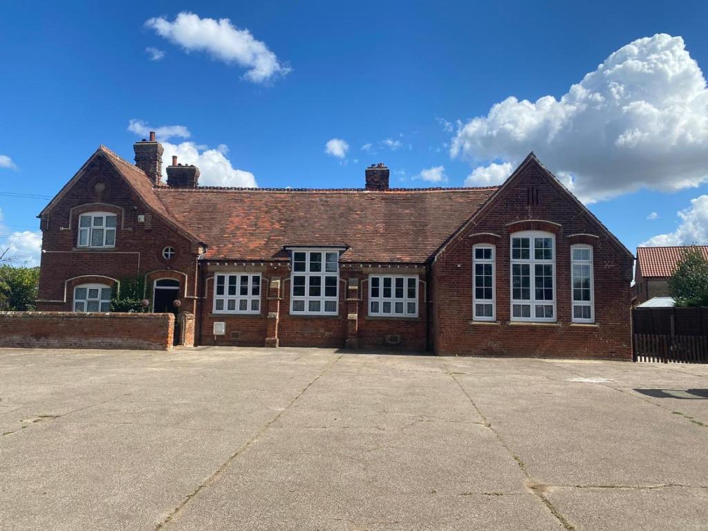 Skool House Retreat - 9 bedroom option, Bodham
