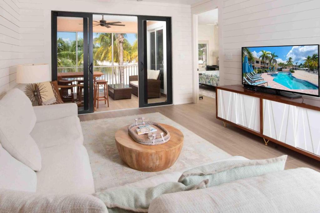 Starfish Kai - Serene Beachfront Condo with Stunning Bay Views & Resort Amenities, Driftwood Village
