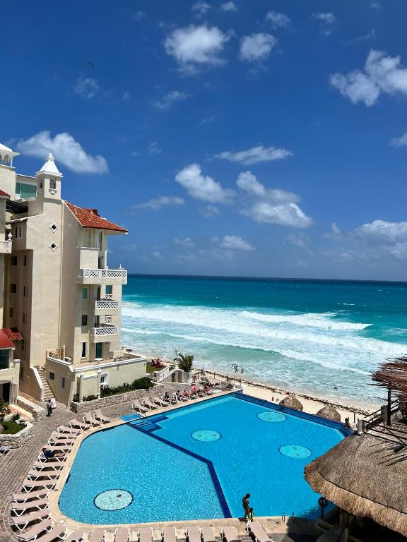 Oceanfront Apartments Cancun - 4