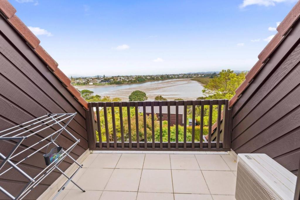 West Harbour Modern Loft Studio with Iconic Skyline, Auckland