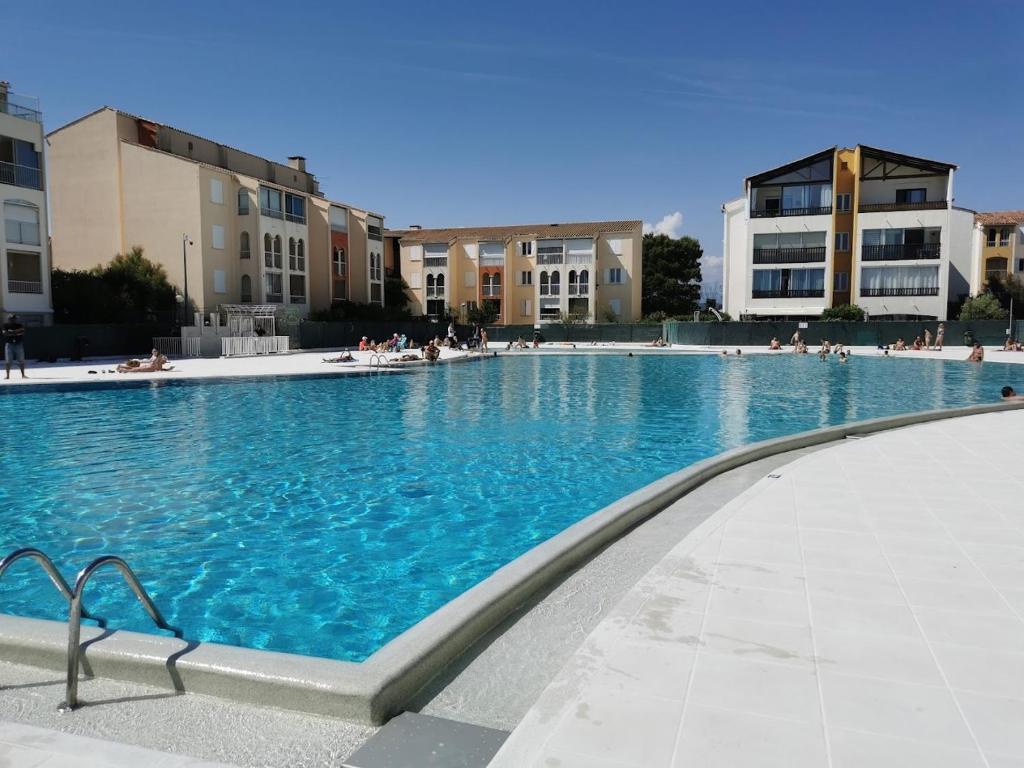 LAGON BLEU - Proche Gare Routière - Terrasse & Piscine - 3Km PLAGE - PARKING & WIFI Gratuit - OFFRE SPECIALE - 3