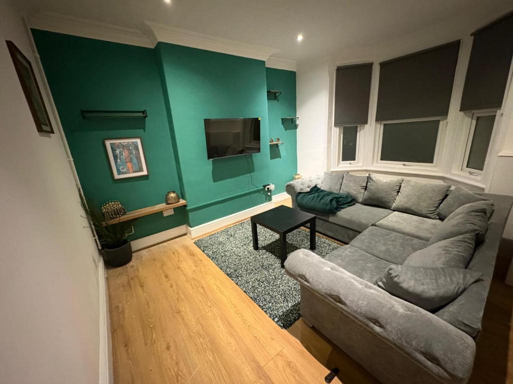 Spacious House and Parking, Nottingham