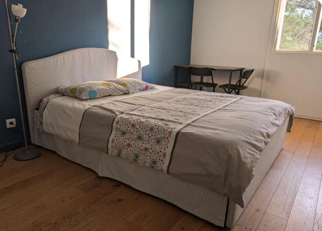 Chez Nicolas , 2 chambres de 17m carré et 9m carré, place de parking inclus dans résidence, Marseille