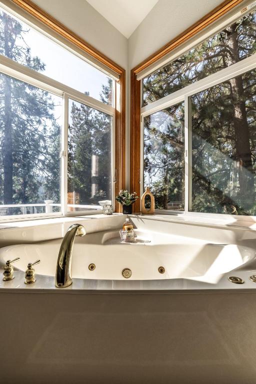 Breathtaking Lake Fernan Views & Cozy Comforts, Coeur d'Alene