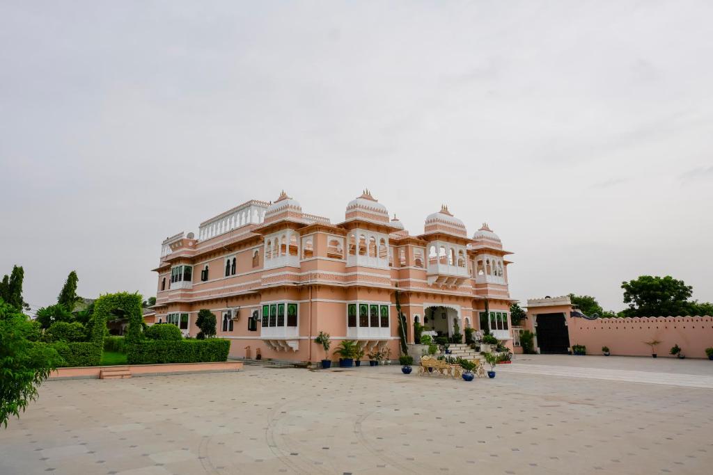 Mahendra Niwas, Khemaj