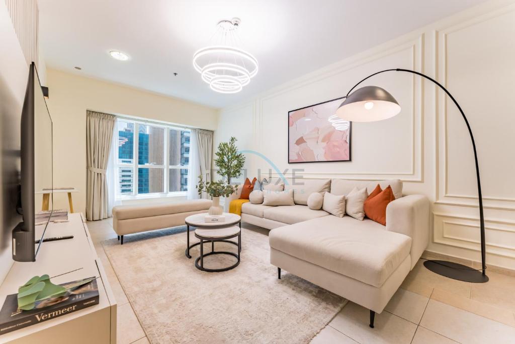 Sky-Level 2BR with Partial Marina View, Just Steps to Dubai Tram and Minutes from the Beach, Elite Residence, Dubai Marina by Deluxe Holiday Homes, Dubaj