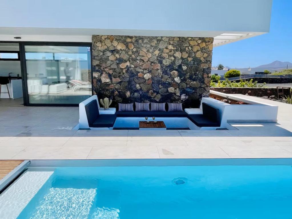 Casa Horizon Heated Pool Villa with Volcano Sunset Views, Lajares - 3