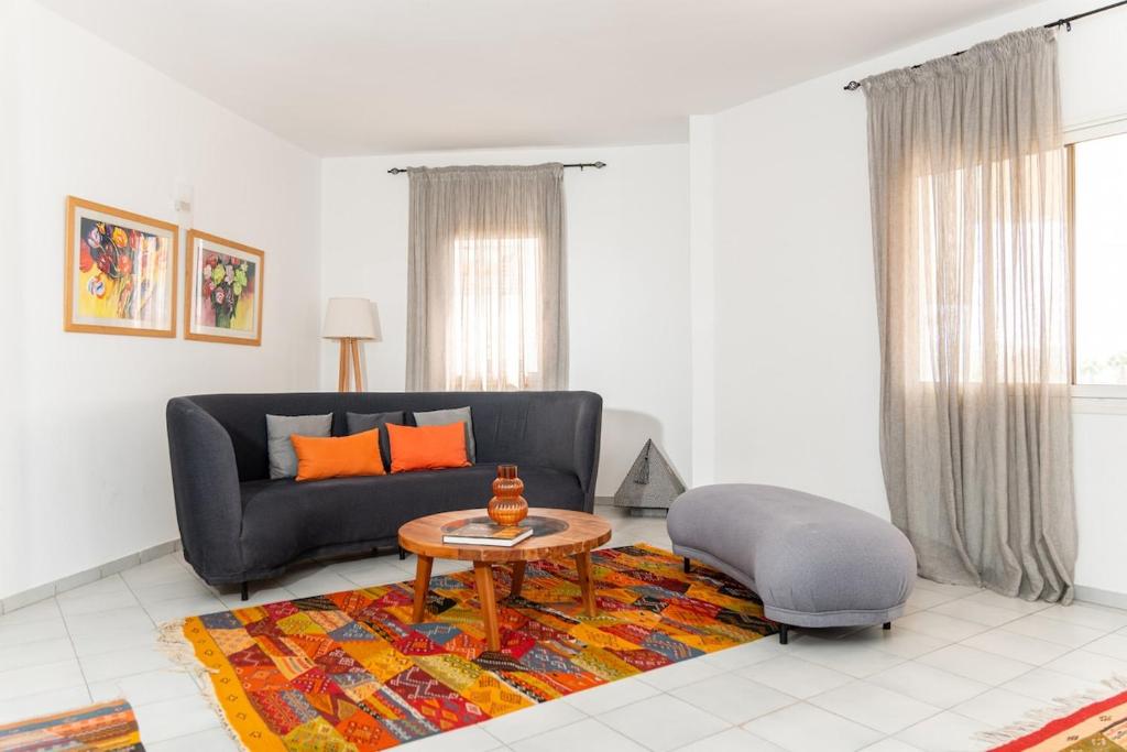Spacious and colorful apartment close to MahajRiad, Rabat