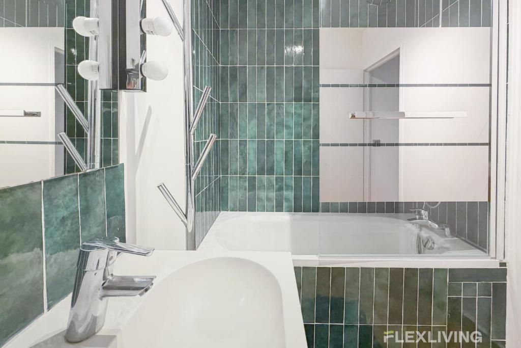 Charming bright one-bedroom flat with private balcony and shared swimming - 3