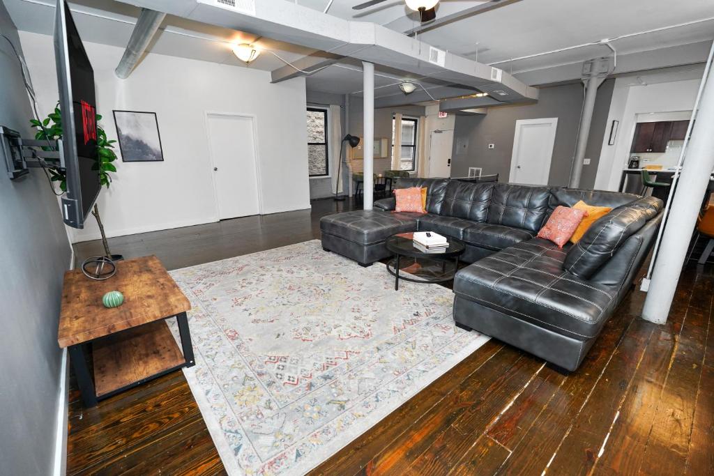 Bright South Loop 3BR Escape with PingPong Table and Optional Parking Minutes to Art Institute, Grant Park & McCormick Place Events, Chicago