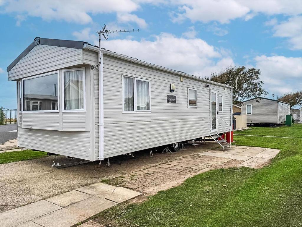 Modern 6 Berth Caravan At Sand Le Mere Park, Yorkshire Ref 71002D, Tunstall