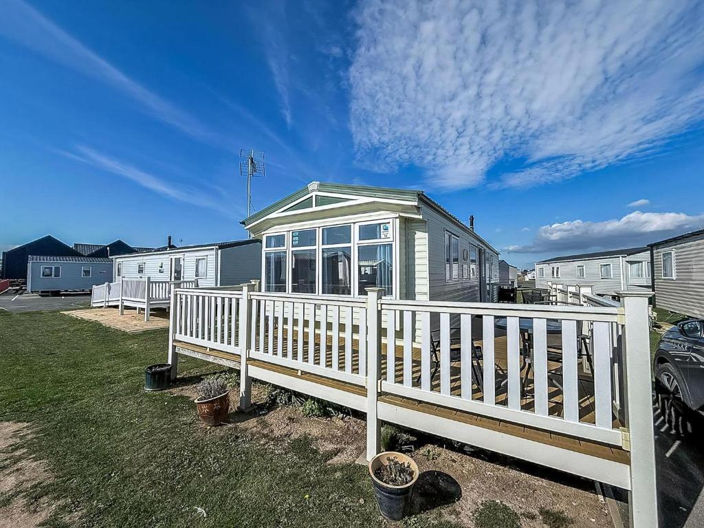 Modern Caravan With Wifi At St Osyth Beach Holiday Park In Essex Ref 28010Kv, Clacton-on-Sea