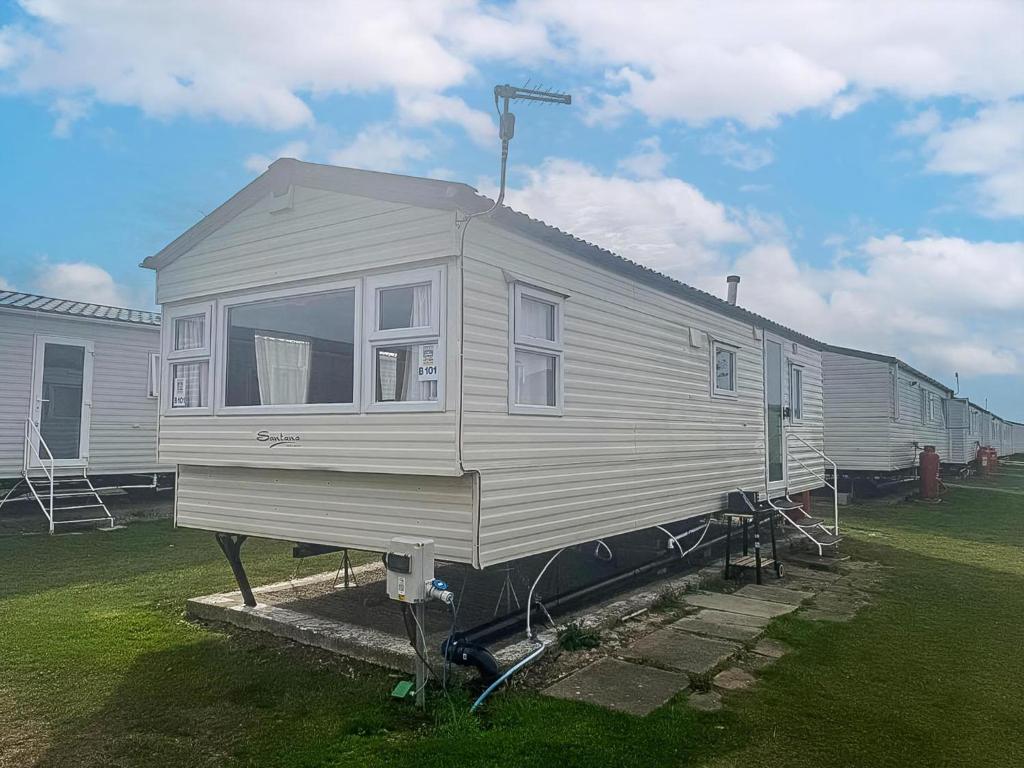 Superb 6 Berth Caravan At Harts Holiday Park In Kent Ref 74101B, Sheerness