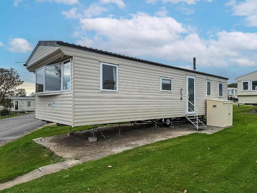 Homely, Dog Friendly Caravan At Sand Le Mere In Yorkshire Ref 71005O, Tunstall