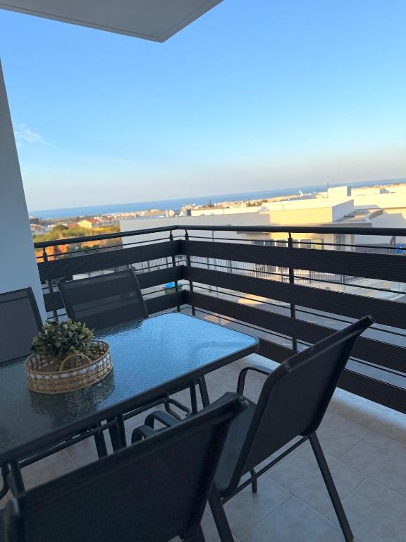 Salt & Kozee 2BR Cozy Flat with Pool Access - Near Beaches, Paralimni