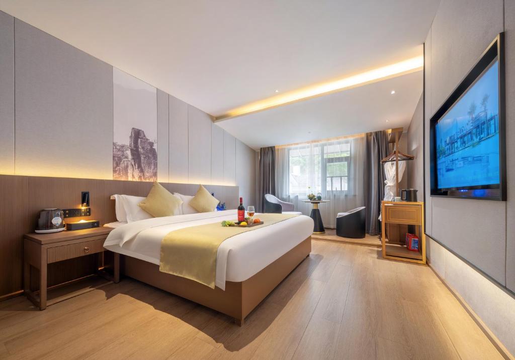 归源臻品酒店-Approximately 3 kilometers from the East Gate of Zhangjiajie National Forest Park - Free one-way pick-up or drop-off service for over 3 nights - English speaking customer service, Hanqiyu