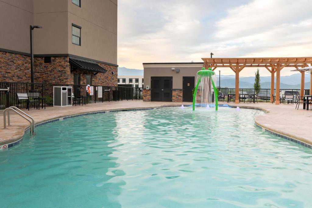 Swimming pool