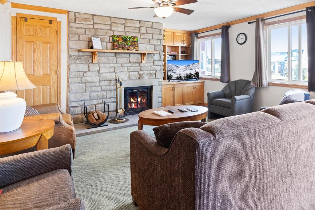 ML246 Spacious Condo Mtn & Lake views fireplace, Snowshoe