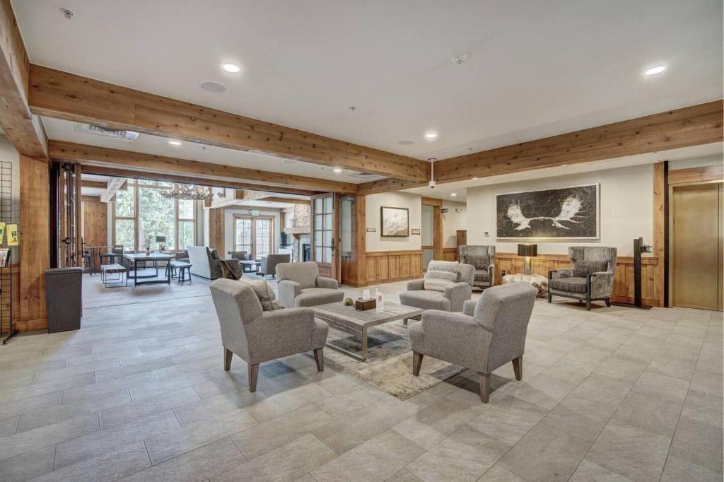 Shared lounge/TV area, Mountain Thunder Lodge in Breckenridge (CO)