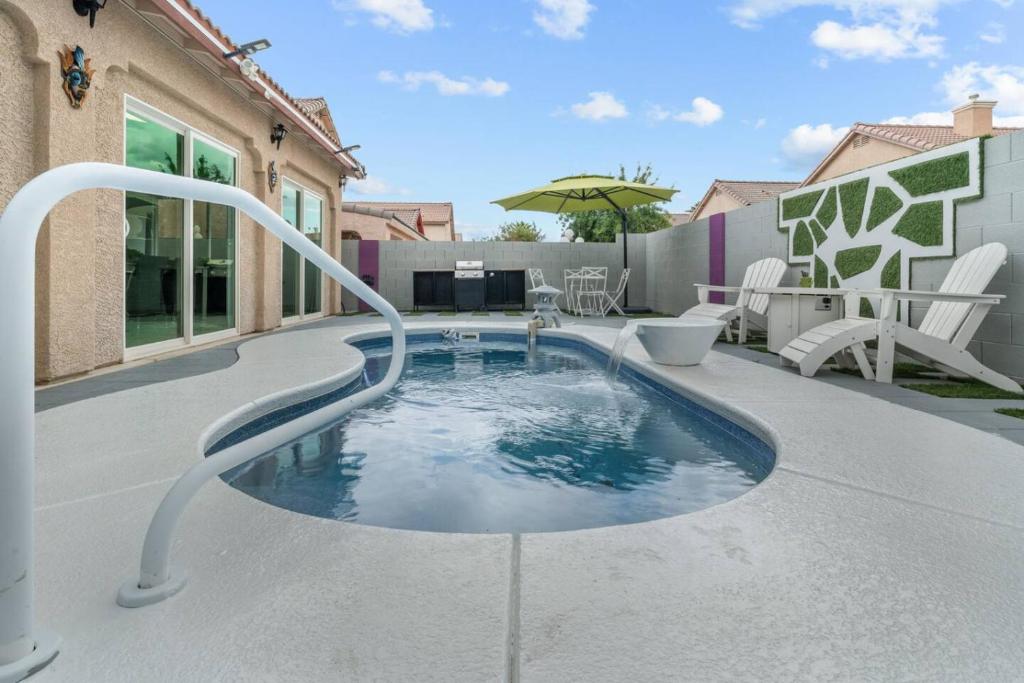 3BR - 3BA w Pool & BBQ -15 Mins to Strip & Airport, Las Vegas