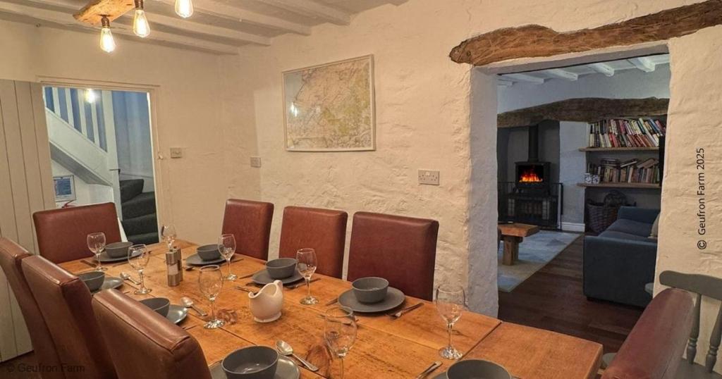 Farmhouse with Log Fire & On-Site Dog Field, Bryn-crug