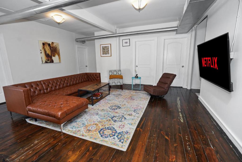 Huge 4BR with POOL TABLE Chicago Downtown Retreat Good for Groups Sleeps 10 Near McCormick Place and Field Museum, Chicago