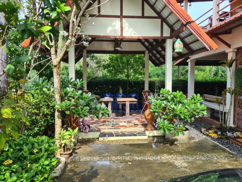 Sawaddee Holland, Ban Phlong Takhe