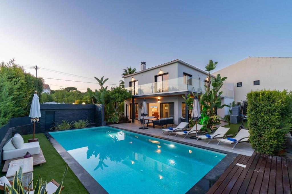 Stylish Algarve Retreat- Priv Pool & Beach Nearby, Quarteira